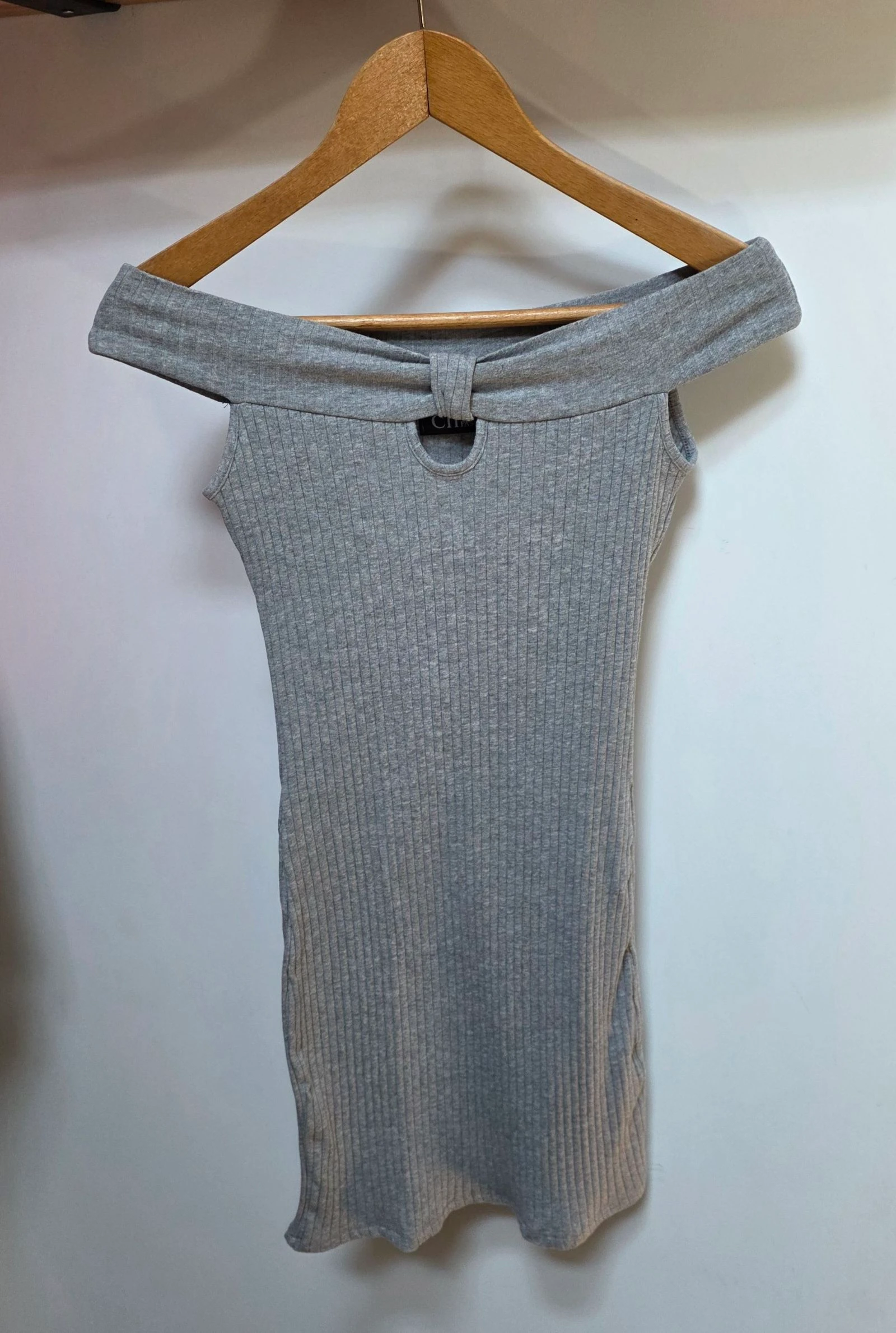 Robe moulante grise côtelée CH Fashion taille S 36 épaules dénudées